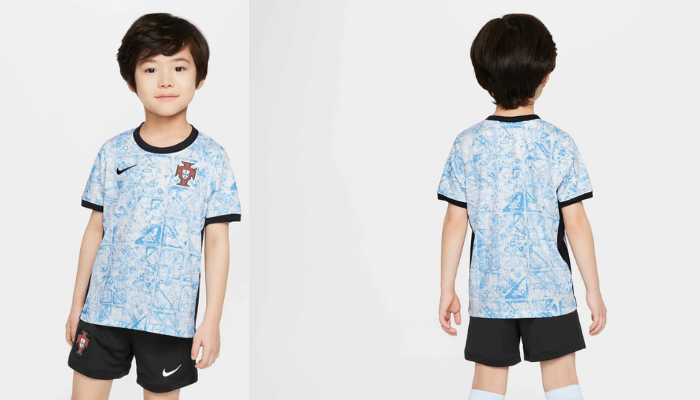 Conjunto Infantil Reserva da Seleção Portugal Nike 2024-2025. A camisa branca apresenta um padrão gráfico azul inspirado nos tradicionais azulejos portugueses. Detalhes em preto nas faixas laterais, axilas, punhos e gola. O logo da Nike e da Federação Portuguesa completam o design. 