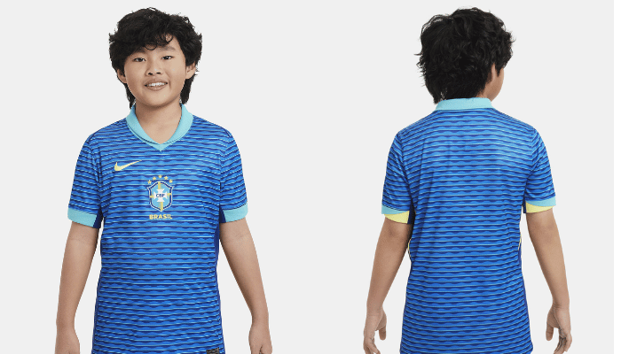 Conjunto Infantil Reserva da Seleção Brasileira Nike 2024-2025. Camisa azul com ondas texturizadas, escudo da CBF centralizado, gola estilo "mini-polo" verde, punhos amarelos com corte diagonal e swoosh da Nike amarelo no lado direito do peito. Calção branco. Perfeito para vestir seu pequeno com as cores da Seleção e celebrar a paixão pelo futebol brasileiro.