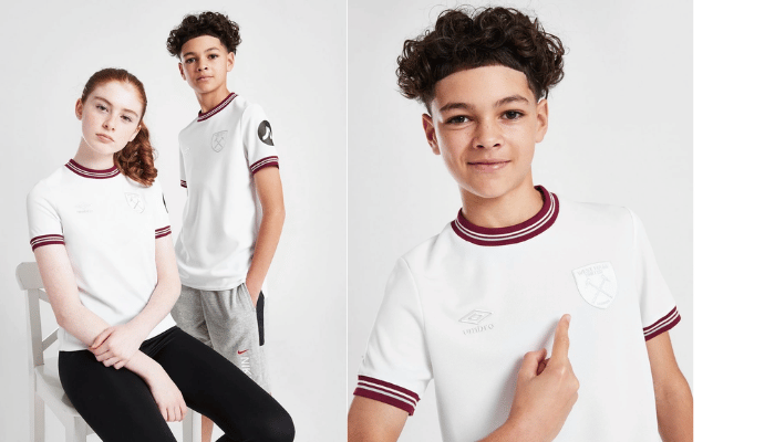 Conjunto Infantil Reserva West Ham Umbro 2023-2024 em branco, vinho e azul celeste, com escudo e logo iridescentes, destaque para patrocínios em preto e martelos cruzados na nuca.