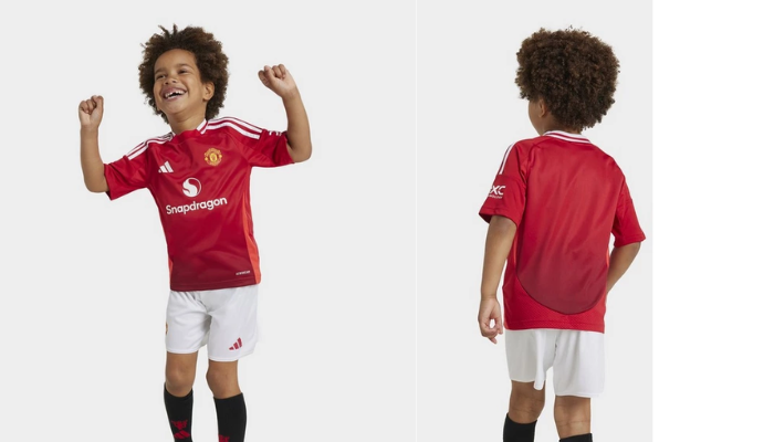 Conjunto Infantil Titular Manchester United 2024-2025. Camisa vermelha com detalhes em branco, inspirada nas luzes de Old Trafford. Tecnologia Tiro24 para conforto e leveza. Escudo do Manchester United bordado no lado esquerdo do peito.