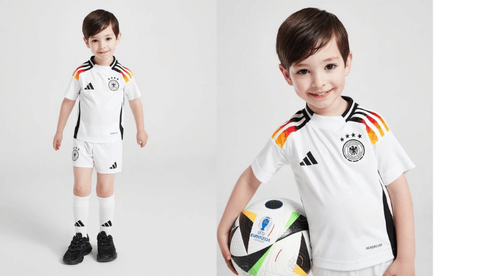 Conjunto Infantil Titular da Seleção Alemã Adidas 2024-2025. Camisa branca com padrão jacquard DFB, gola redonda, nome "Deutschland" nas costas, escudo DFB no lado esquerdo, 4 estrelas douradas acima do escudo, logo da Adidas no lado direito, três listras brancas nos ombros e mangas.