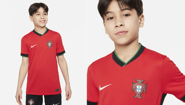 Conjunto Infantil Titular da Seleção Portuguesa Nike 2024-2025. Camisa vermelha com gola preta e verde, calção verde e escudo da FPF. Inspirada na bandeira portuguesa. Vista frontal de um menino vestindo o conjunto completo, em pose de comemoração.