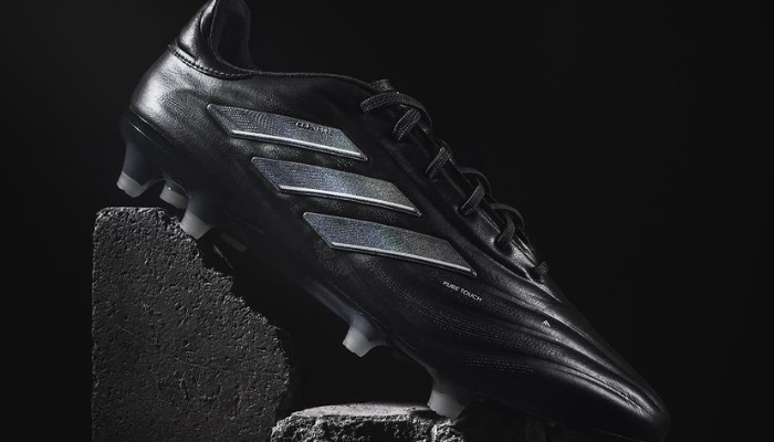 Chuteira Adidas Copa Pure 2+ FG Base Black em preto total com Três Listras metálicas escuras. A parte superior em FUSIONSKIN com couro macio oferece um toque de bola preciso e elite. A sola leve TORSIONFRAME garante estabilidade e tração. O colar têxtil e o ajuste clássico com cadarços fornecem suporte e um ajuste perfeito.