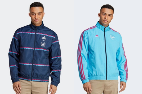 Jaqueta Hino Reversível Arsenal Adidas 2022-2023 em azul marinho com raios horizontais, e do outro lado em azul 'Sky Rush' mais claro com detalhes em magenta na marca, destacando o design relâmpago.