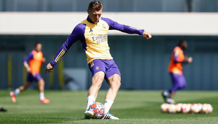 Jaqueta de treino oficial do Real Madrid Adidas 2023-2024 na cor amarela e roxa. Possui design idêntico ao usado pelos jogadores, com punhos com orifícios para o polegar, gola alta, escudo do Real Madrid aplicado termicamente e tecido AEROREADY respirável. Fabricada com material 100% reciclado.