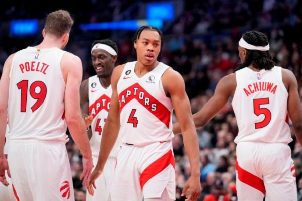 Jersey Toronto Raptors Nike 2020/24 em branco, vermelho e preto, representando a paixão do basquete. Tecnologia Dri-Fit para conforto duradouro. Exclusividade e estilo em cada detalhe.