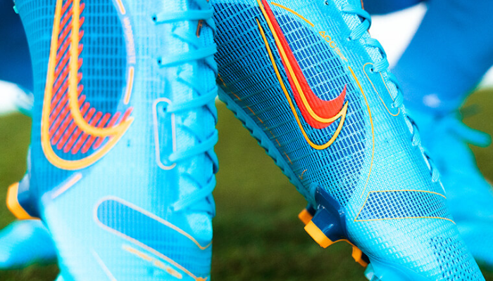 A Nike Mercurial Vapor 14 Elite FG Blueprint é uma chuteira de campo profissional projetada para jogadores que exigem o máximo em velocidade, agilidade e controle. O design gráfico ousado revela as zonas-chave da chuteira para máxima performance. A textura aderente no cabedal proporciona controle excepcional da bola em todas as situações.