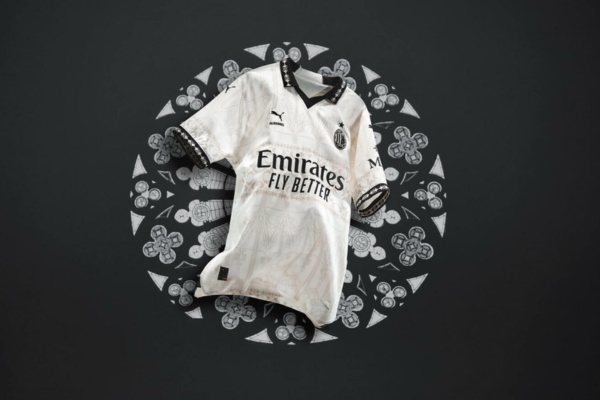 Quarta Camisa ACMilan Puma x Pleasures 2024: Design off-white e preto, gola polo, grafismo gótico em tom bege. Estampa felina PUMA e escudo reflexivo do Milan. Uma fusão perfeita de moda e paixão pelo futebol.