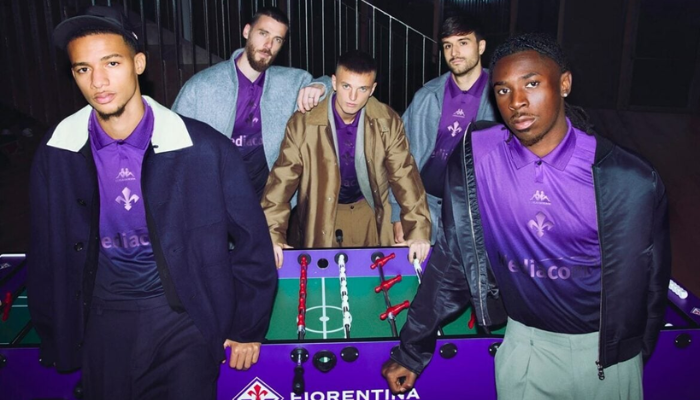 Quarta Camisa da Fiorentina 2025, edição especial feita pela Kappa em parceria com a LuisaViaRoma. O modelo apresenta um gradiente em tons de violeta, gola polo com botão e detalhes iridescentes no logo da Kappa, escudo “Lírio Eterno” e patrocinadores, criando um visual sofisticado e luxuoso.