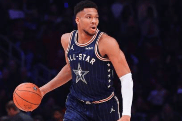 Regata da Conferência Leste All-Star Game Jordan 2024 em Azul, Branca e Vermelha, inspirada nos icônicos uniformes dos Pacers dos anos 1990/2000. Destaque para o logo 2024 NBA All-Star, estrelas representando jogadores e detalhes como Monument Circle, homenageando a cultura de Indy.