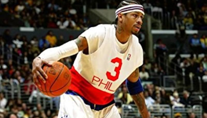 Regata Mitchell & Ness Philadelphia 76ers 2003-2004. Número 3 e nome de Allen Iverson em branco e vermelho, com design retrô para fãs do "Answer".