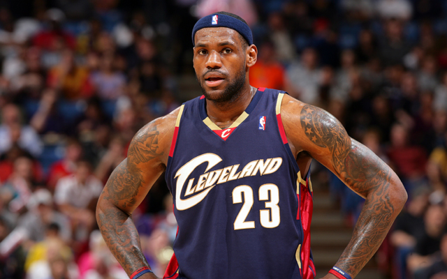 Comemore o início da carreira de LeBron James com a Regata Cleveland Cavaliers 2008/09 da Mitchell & Ness. Esta jersey swingman retrô com as cores azul marinho, vermelho e amarelo traz os gráficos clássicos da equipe e é perfeita para qualquer fã do Cavaliers