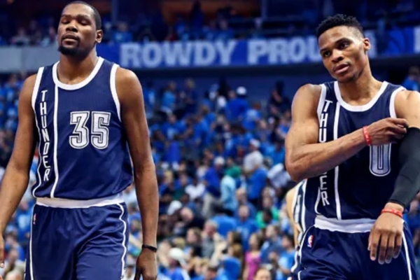 Regata Alternate Oklahoma City Thunder Mitchell & Ness 2012-2016 em azul marinho e branca. Celebrando as memoráveis temporadas de Durant e Westbrook na NBA | Tevo Sports