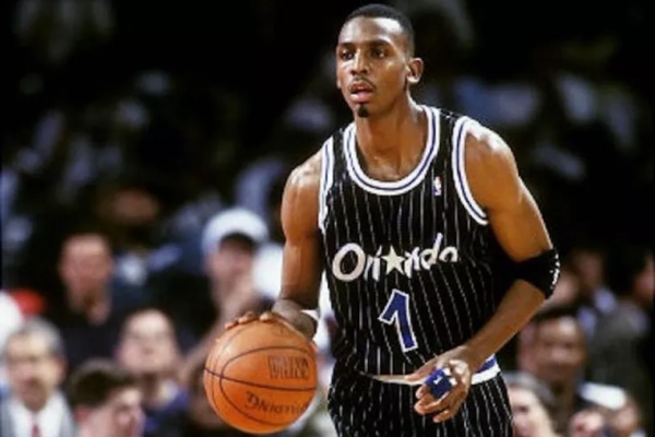 Regata Orlando Magic Mitchell & Ness 1994/98 em preto, azul e branco. Homenagem às temporadas de Shaquille O'Neal e Penny Hardaway na NBA, com 10% de desconto na primeira compra e frete grátis para todo o Brasil | Tevo Sports