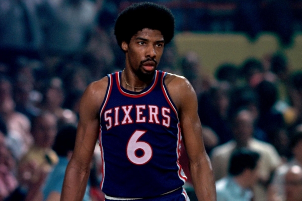 Regata Away Philadelphia 76ers Mitchell & Ness 1976/77 em azul, branca e vermelha. Homenagem à temporada épica de Julius Erving e equipe na NBA | Tevo Sports