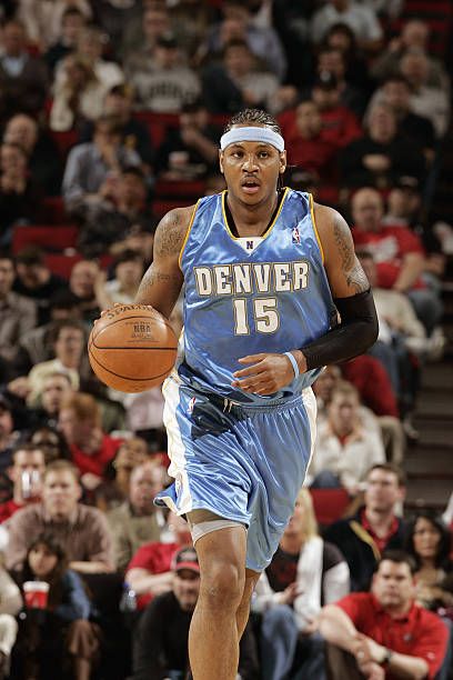 Regata Away Denver Nuggets Mitchell & Ness 2003/06 em azul, amarelo e branco. Um tributo às gloriosas temporadas da NBA 2003-2006 com Carmelo Anthony, Allen Iverson e Marcus Camby. Estilo retrô e qualidade imortalizados | Tevo Sports