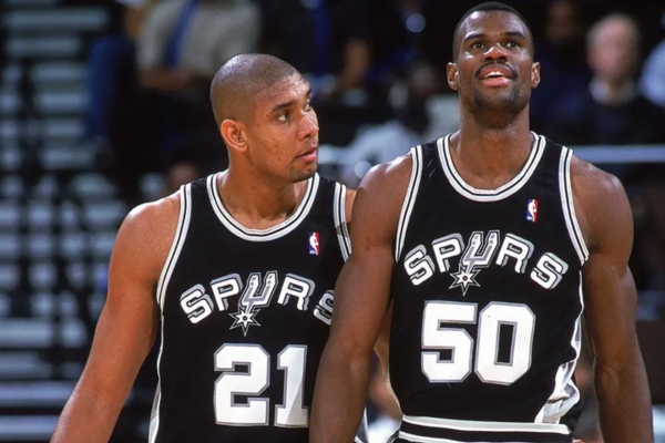 Regata Away San Antonio Spurs 1989/97 Mitchell & Ness em preto, cinza e branco - Uma homenagem às temporadas históricas, desafios nos playoffs e a chegada de Tim Duncan nos anos 90.