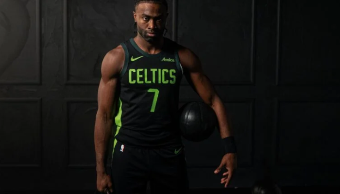 Regata City Edition do Boston Celtics 2024-2025. A imagem mostra a parte frontal da regata com as cores preta e verde, destacando o logo dos Celtics e os detalhes em verde vibrante. 