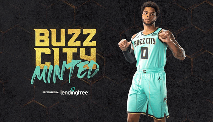 Regata Charlotte Hornets City Edition Jordan 2020/21 em tons menta, preto e dourado. Detalhes de granito e estrias como bordas de moedas, homenageando a história vibrante de Charlotte desde a corrida do ouro até hoje.