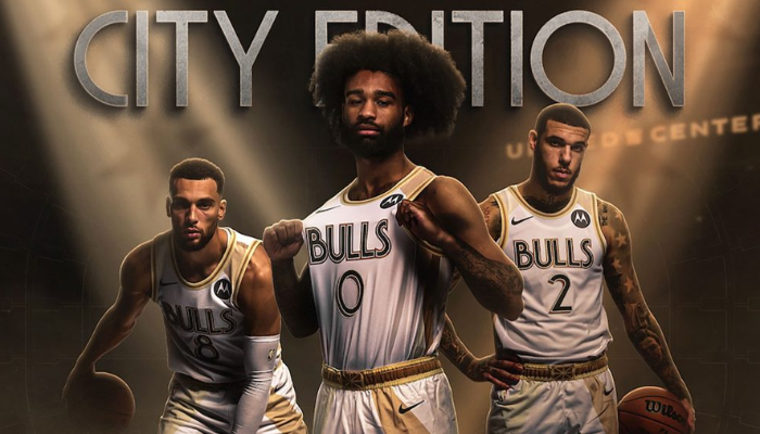 Regata City Edition do Chicago Bulls 2024-2025. A peça apresenta as cores clássicas branco, dourado e preto, com detalhes inspirados na arquitetura do United Center, incluindo a sinalização, as luzes das apresentações e o logotipo das janelas. 