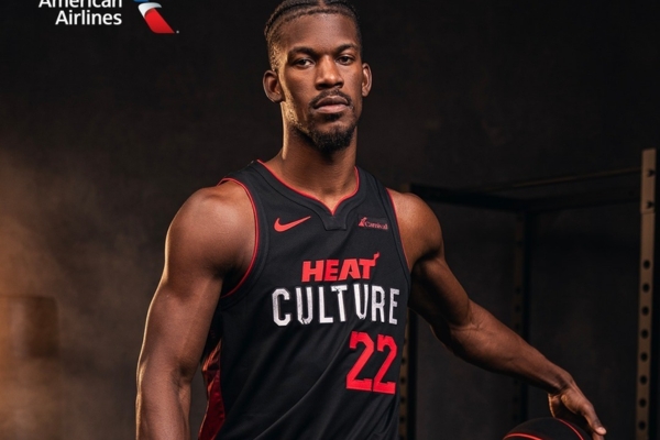 Regata City Edition do Miami Heat Nike 2023/24 em preto, vermelho e branco. Destaque para a 'Cultura HEAT', 'The Mantra' e a citação icônica de Pat Riley no jocktag. Adquira já sua peça exclusiva | Tevo Sports