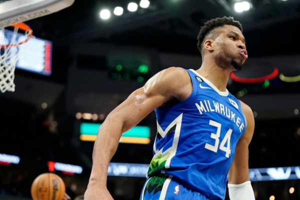 Regata City Edition Milwaukee Bucks Nike 2022/23 em azul, branca, verde e preta. Inspiração em Bronzeville, bairro histórico de Milwaukee, celebra a diversidade e cultura afro-americana. Moda, esporte e identidade em uma peça única | Tevo Sports