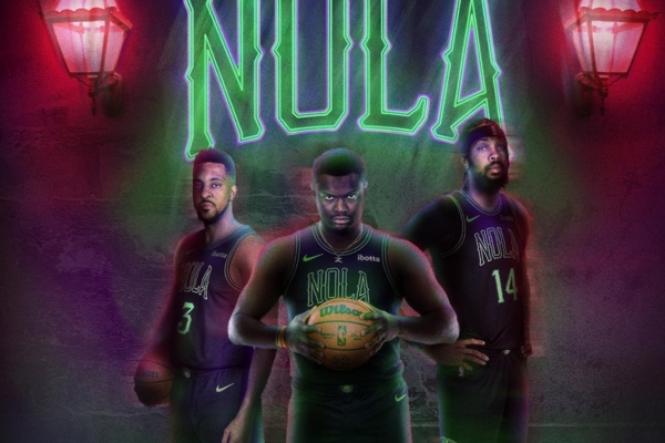 Regata City Edition Nike 2023/24 dos Pelicans em preto, verde e roxo. Celebração de 300 anos de magia e mistério em Nova Orleans. Design exclusivo com logotipo Skelican e emblema da cidade esqueletizado. Uma peça única de estilo e tradição na Tevo Sports