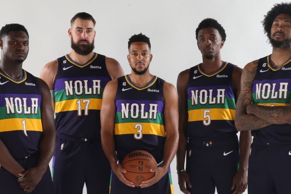 Regata City Edition New Orleans Pelicans Nike 2022/23 em azul, branca, amarela e verde, inspirada no Mardi Gras. Detalhes de listras e flores de lis em homenagem à bandeira de Nova Orleans. Celebre a tradição com estilo na Tevo Sports