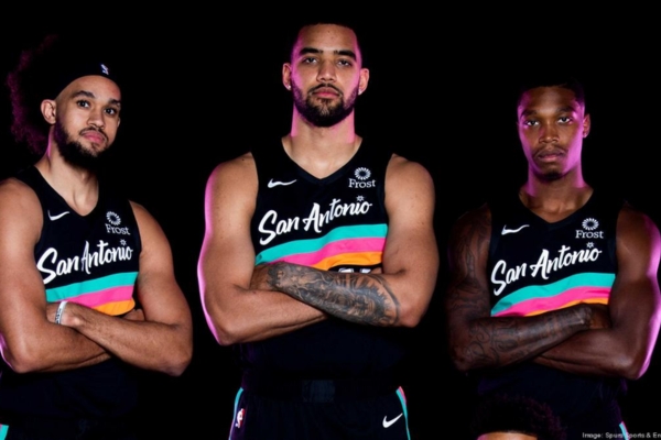 Regata City Edition do San Antonio Spurs Nike 2020/21 em preto, verde, lilás, amarelo e branco, inspirada nos anos 90. 