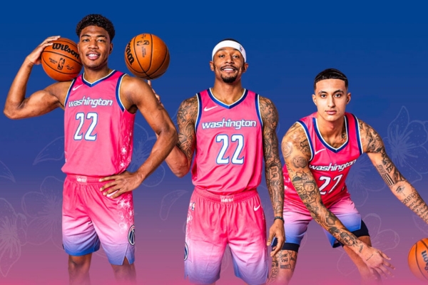 Regata City Edition Washington Wizards Nike 2022/23 em Rosa, Azul e Branco, inspirada nas flores de cerejeira do Distrito das Cerejeiras em Flor. Detalhes em rosa, branco e ombre azul profundo, com logotipo floral exclusivo da marca Washington.