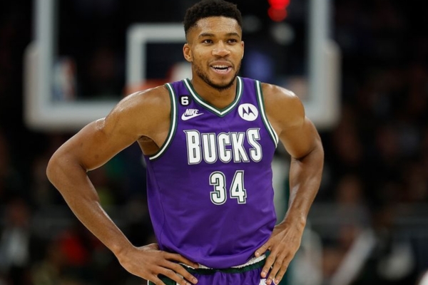 Regata Classic Edition Milwaukee Bucks Nike 2022/23 em roxo, verde e branco. Homenagem à era Big 3 com detalhes icônicos, logo clássico nos shorts e marca 'BUCKS' no peito | Tevo Sports