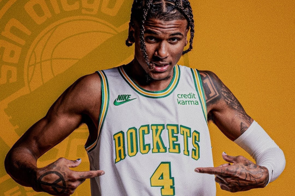 Regata Classic Edition Houston Rockets 2022/23 em branco, verde e amarelo. Inspirada na era de San Diego, homenageando lendas como Elvin Hayes e Calvin Murphy. Um tributo à história do time em cada detalhe do design exclusivo | Tevo Sports