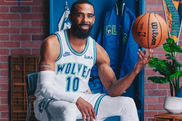 Regata Classic Edition do Minnesota Timberwolves Nike 2023/24 em branco, azul e verde. Design moderno inspirado nos uniformes inaugurais de 1989-1996. Logo Timberwolves, Swoosh Nike, e Patch Aura em destaque. Celebre 35 anos de história com estilo e elegância na Tevo Sports