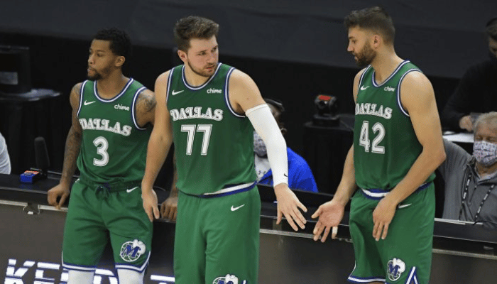 Regata clássica do Dallas Mavericks temporada 2020-2021 na cor verde, azul e branco. A regata é da marca Nike e possui a tecnologia Dri-FIT para te manter fresco e seco.