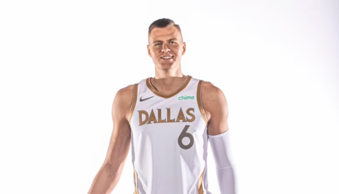 Regata branca do Dallas Mavericks com detalhes em dourado e prata. Na frente, o nome "DALLAS" em dourado com detalhes em prata. Os números e nomes dos jogadores são em prata com detalhes em dourado. O cós apresenta o número 40 com o logotipo do Mavs substituindo o zero. Na parte de trás da gola, um patch com a imagem do troféu Larry O'Brien e do número um.