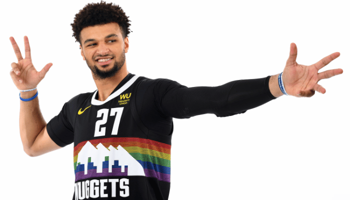 Regata preta oficial do Denver Nuggets da temporada 2019-2020 da NBA. A regata apresenta o icônico logotipo do arco-íris do time no horizonte e estampa camuflada. O Denver Nuggets é uma equipe de basquete profissional americana que compete na Conferência Oeste da NBA. A equipe é sediada em Denver, Colorado.