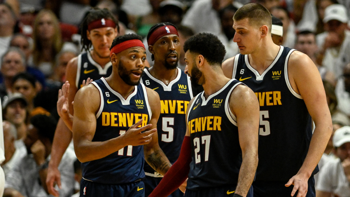 Regata Icon Edition Denver Nuggets Nike 2018/25 nas cores azul marinho, branca, vermelha e amarela. Design exclusivo celebrando a história do Denver Nuggets na NBA | Tevo Sports