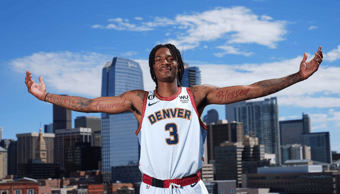 Regata branca, vermelha e azul do Denver Nuggets com o logotipo oficial do time e um design inspirado na arquitetura de Denver. Perfeita para usar no dia a dia ou para torcer pelo seu time favorito.