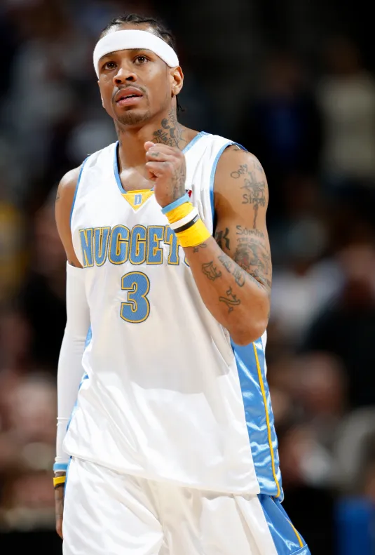 Regata branca, azul e amarela Denver Nuggets 2006/10 da Mitchell & Ness. Detalhes autênticos, leveza e conforto. Reviva a temporada épica de Iverson e Anthony na NBA | Tevo Sports