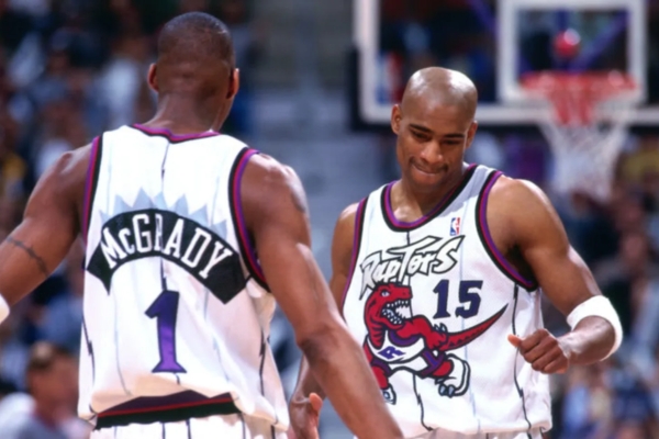 Regata Toronto Raptors Mitchell & Ness 1997/99 em Branco, Roxo e Preto. Homenagem a Vince Carter, Novato do Ano em 1998.