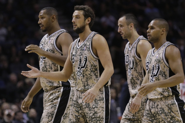 Regata Hoops for Troops San Antonio Spurs 2013/14 em verde, branca e preta, celebrando o quinto título da franquia na NBA. Disponível na Tevo Sports.