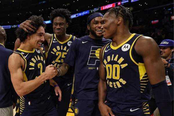 Regata Icon Edition Indiana Pacers Nike 2017/24 em azul marinho e amarelo vibrante. Uma peça de moda esportiva que celebra a história vitoriosa da equipe de basquete. Adquira já o seu estilo único | Tevo Sports