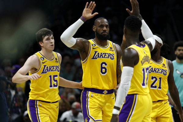 Regata Icon Edition Los Angeles Lakers Nike 2018/24 em laranja, azul e branca, destacando o legado vitorioso da equipe na NBA. Design exclusivo da Nike para fãs apaixonados por basquete | Tevo Sports