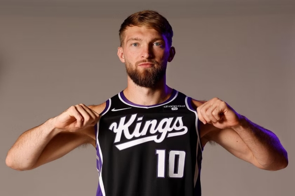 Regata Icon Edition Sacramento Kings Nike 2023/24 em preto, branco e roxo, destacando detalhes e acabamentos únicos para fãs de moda esportiva.