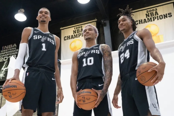 Regata Icon Edition do San Antonio Spurs Nike 2017/24 em preto, branco e cinza, destacando o legado vitorioso da equipe na NBA. Uma peça de colecionador que une estilo e paixão pelo basquete.