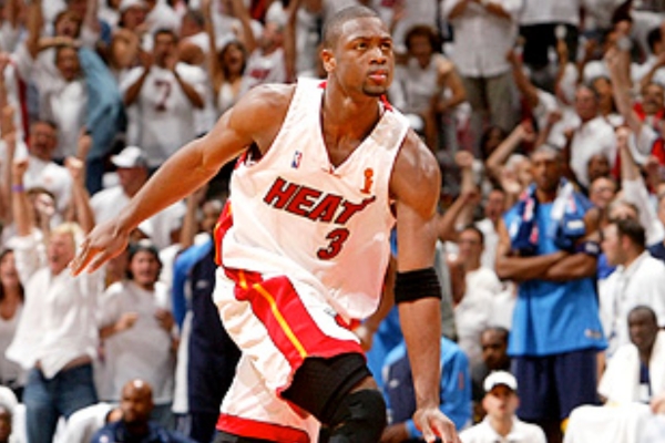 Regata Home do Miami Heat Mitchell & Ness 2004-2006 em branco, vermelho e preto. Uma peça única celebrando as vitórias históricas, o título da NBA e o MVP de Dwyane Wade | Tevo Sports