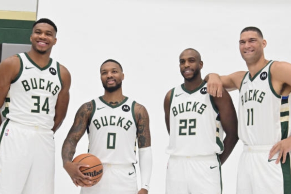 Regata Milwaukee Bucks Nike 2017/24 - Edição Especial em Branco, Verde, Preto e Azul. Celebrando a tradição vitoriosa dos Bucks na NBA, com destaque para Kareem Abdul-Jabbar e Giannis Antetokounmpo | Tevo Sports