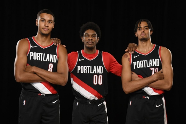 Regata Icon Edition do Portland Trail Blazers Nike 2017/24 em preto, vermelho e branco. Conforto e estilo inspirados na paixão da NBA. Adquira já com desconto exclusivo e frete grátis!