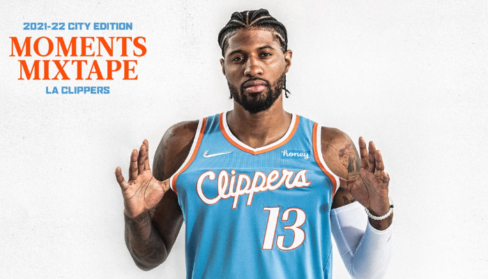 Regata Nike City Edition dos Los Angeles Clippers da temporada 2021-2022. A peça apresenta um design azul celeste, branco e laranja, com detalhes que homenageiam a história da franquia, incluindo logos icônicos, como o dos Buffalo Braves e as três velas brancas.