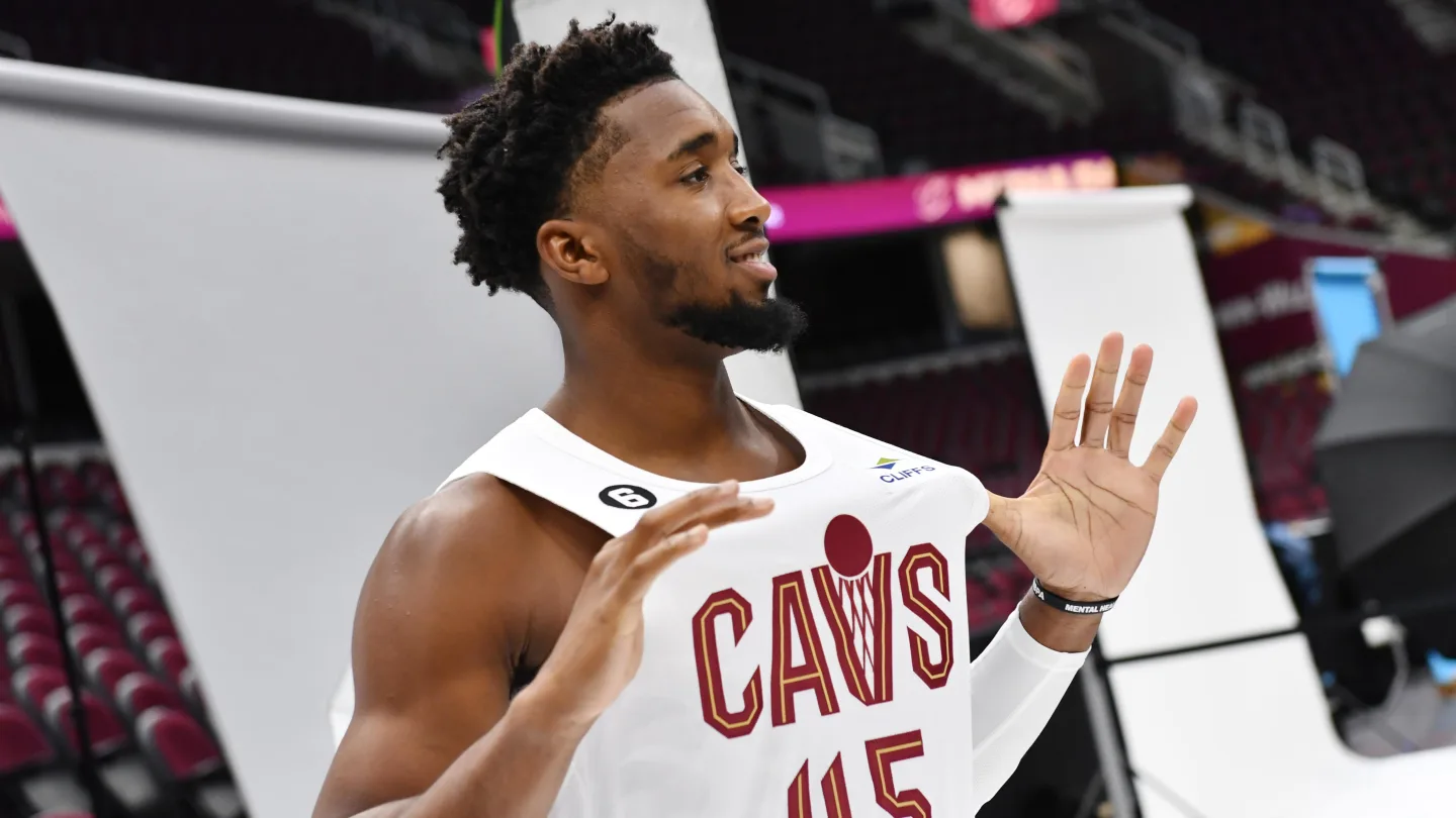 Regata Nike NBA Cleveland Cavaliers 2022/24 em branco e marrom, símbolo de autenticidade e conforto com tecnologia Dri-Fit. Design exclusivo para fãs apaixonados nas quadras e nas ruas | Tevo Sports